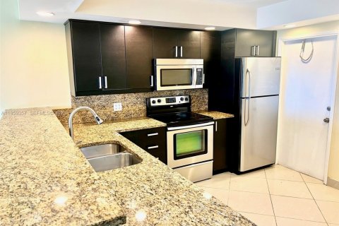 Condo in Pompano Beach, Florida, 2 bedrooms  № 2018143 - photo 2