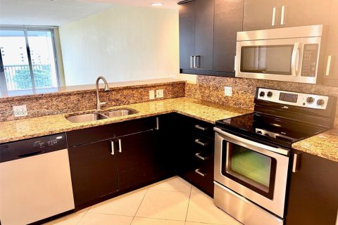 Condo in Pompano Beach, Florida, 2 bedrooms  № 2018143 - photo 3