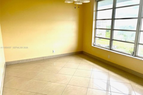 Condo in Pompano Beach, Florida, 2 bedrooms  № 2018143 - photo 10