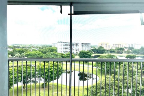 Condo in Pompano Beach, Florida, 2 bedrooms  № 2018143 - photo 12