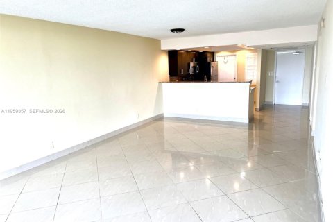 Condo in Pompano Beach, Florida, 2 bedrooms  № 2018143 - photo 4