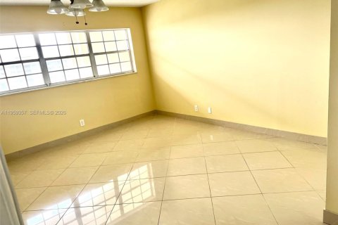 Condo in Pompano Beach, Florida, 2 bedrooms  № 2018143 - photo 6