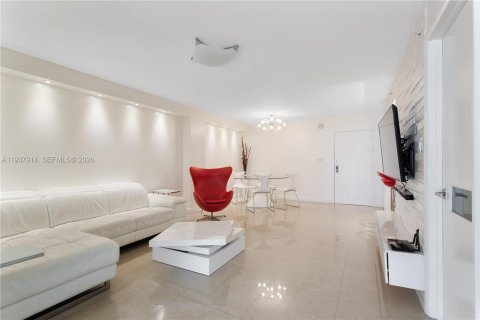 Condo in Miami Beach, Florida, 2 bedrooms № 1995678 - photo 2