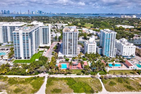 Condo in Miami Beach, Florida, 2 bedrooms № 1995678 - photo 13