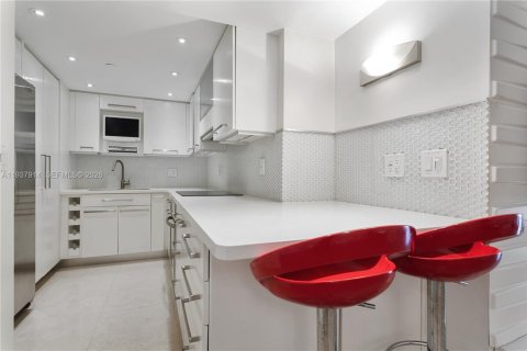 Condo in Miami Beach, Florida, 2 bedrooms № 1995678 - photo 4