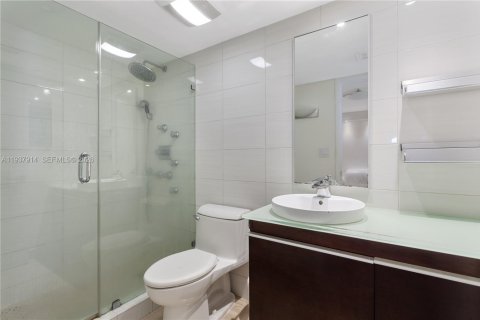 Condo in Miami Beach, Florida, 2 bedrooms № 1995678 - photo 9