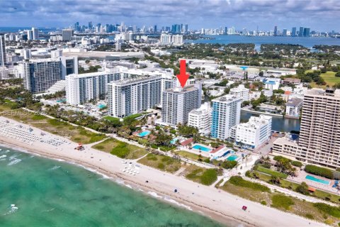 Condo in Miami Beach, Florida, 2 bedrooms  № 1995678