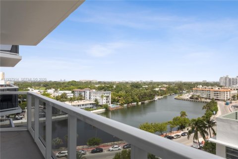 Condo in Miami Beach, Florida, 2 bedrooms № 1995678 - photo 11