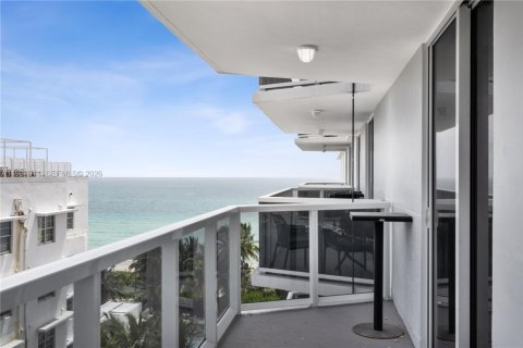 Condo in Miami Beach, Florida, 2 bedrooms № 1995678 - photo 10