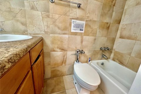 Condo in Hallandale Beach, Florida, 1 bedroom  № 2059791 - photo 7