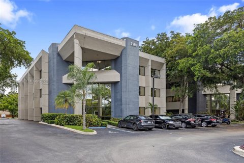 Propiedad comercial en Lauderhill, Florida № 2037672