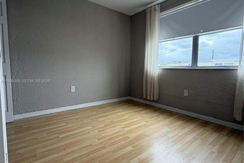 Townhouse in Miami, Florida 3 bedrooms, 117.99 sq.m. № 1951860 - photo 13