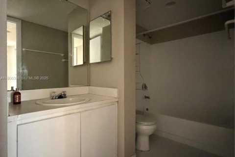 Townhouse in Miami, Florida 3 bedrooms, 117.99 sq.m. № 1951860 - photo 15