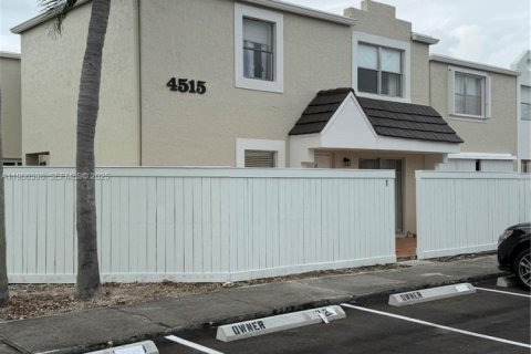 Townhouse in Miami, Florida 3 bedrooms, 117.99 sq.m. № 1951860 - photo 16