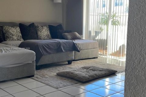 Touwnhouse à louer à Miami, Floride: 3 chambres, 117.99 m2 № 1951860 - photo 1