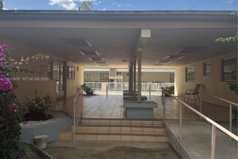 Condo in North Miami Beach, Florida, 2 bedrooms  № 2043165 - photo 12