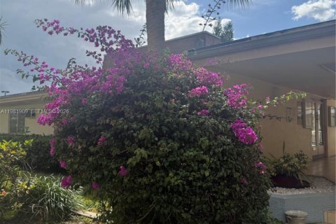 Condo in North Miami Beach, Florida, 2 bedrooms  № 2043165 - photo 8