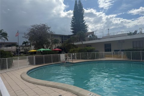 Condo in North Miami Beach, Florida, 2 bedrooms  № 2043165 - photo 9