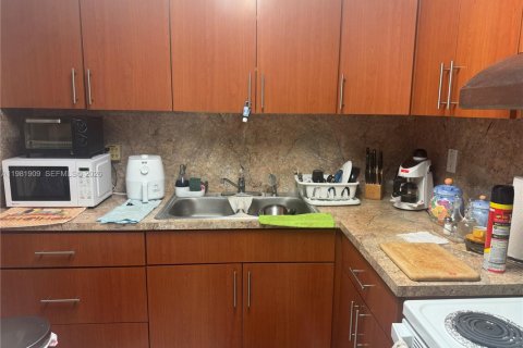 Condo in North Miami Beach, Florida, 2 bedrooms  № 2043165 - photo 2