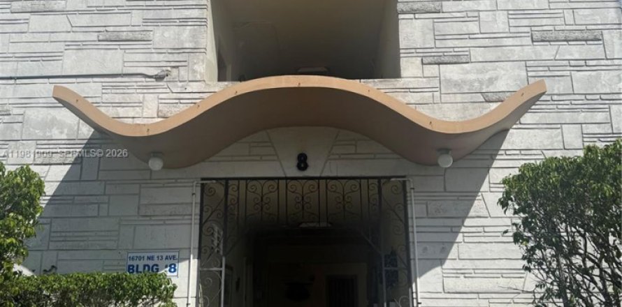 Condo in North Miami Beach, Florida, 2 bedrooms  № 2043165