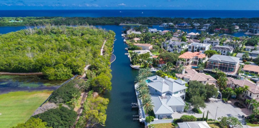 House in Boca Raton, Florida 4 bedrooms, 527.96 sq.m. № 1210352