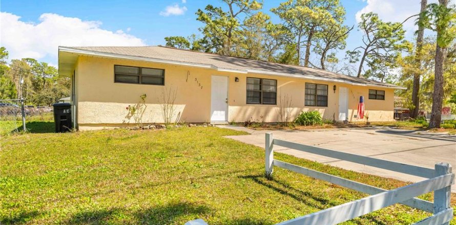 Commercial property in Homosassa, Florida 4 bedrooms, 142.7 sq.m. № 1618003