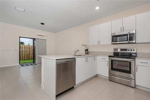 Townhouse in Pembroke Pines, Florida 3 bedrooms, 134.06 sq.m. № 2001456 - photo 2