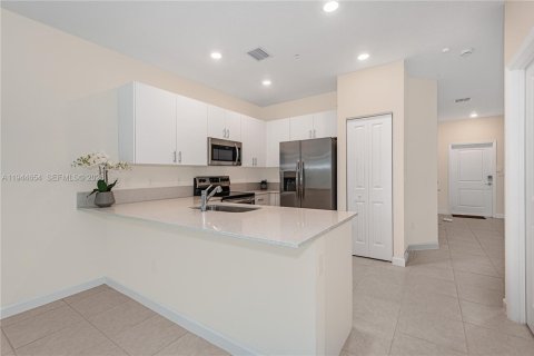 Townhouse in Pembroke Pines, Florida 3 bedrooms, 134.06 sq.m. № 2001456 - photo 8