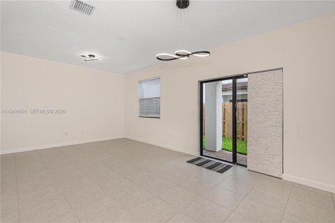 Townhouse in Pembroke Pines, Florida 3 bedrooms, 134.06 sq.m. № 2001456 - photo 4