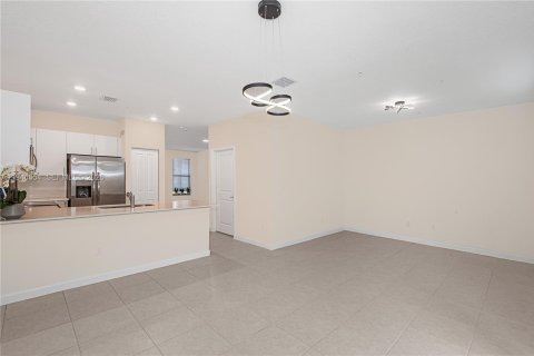 Townhouse in Pembroke Pines, Florida 3 bedrooms, 134.06 sq.m. № 2001456 - photo 5