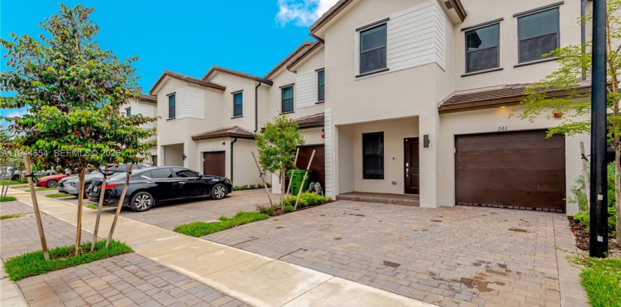 Townhouse in Pembroke Pines, Florida 3 bedrooms, 134.06 sq.m. № 2001456