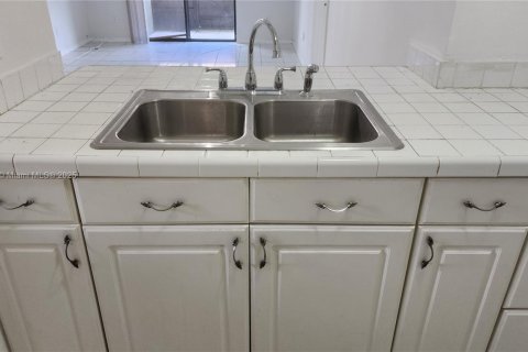 Condo in Miami, Florida, 3 bedrooms  № 1892846 - photo 5