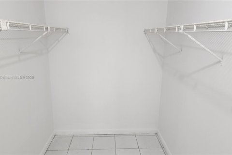 Condo in Miami, Florida, 3 bedrooms  № 1892846 - photo 16