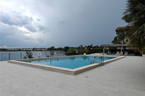 Condo in Miami, Florida, 2 bedrooms  № 1939131 - photo 21