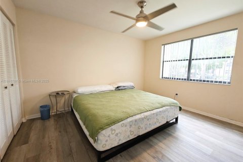 Condo in Miami, Florida, 2 bedrooms  № 1939131 - photo 13