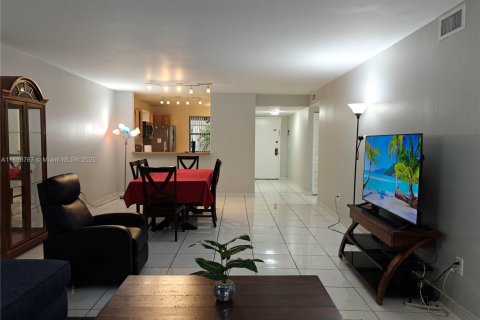 Condo in Miami, Florida, 2 bedrooms  № 1939131 - photo 5