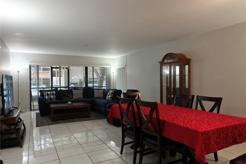 Condo in Miami, Florida, 2 bedrooms  № 1939131 - photo 16