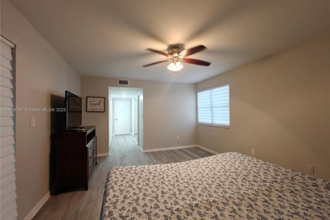 Condo in Miami, Florida, 2 bedrooms  № 1939131 - photo 8