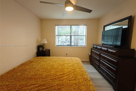 Condo in Miami, Florida, 2 bedrooms  № 1939131 - photo 12