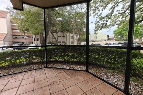 Condo in Miami, Florida, 2 bedrooms  № 1939131 - photo 19