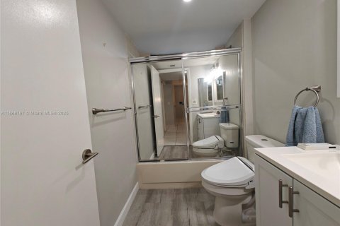 Condo in Miami, Florida, 2 bedrooms  № 1939131 - photo 14