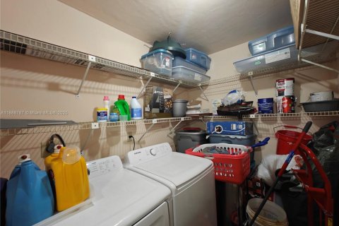 Condo in Miami, Florida, 2 bedrooms  № 1939131 - photo 17