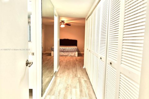 Condo in Miami, Florida, 2 bedrooms  № 1939131 - photo 3