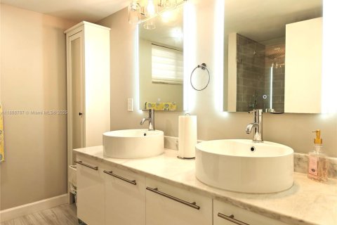 Condo in Miami, Florida, 2 bedrooms  № 1939131 - photo 1