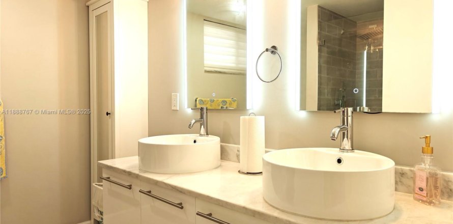 Condo in Miami, Florida, 2 bedrooms  № 1939131