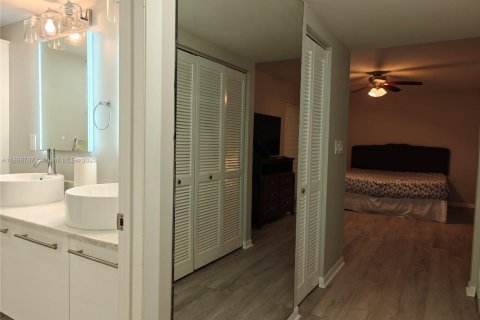 Condo in Miami, Florida, 2 bedrooms  № 1939131 - photo 7