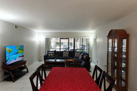Condo in Miami, Florida, 2 bedrooms  № 1939131 - photo 4