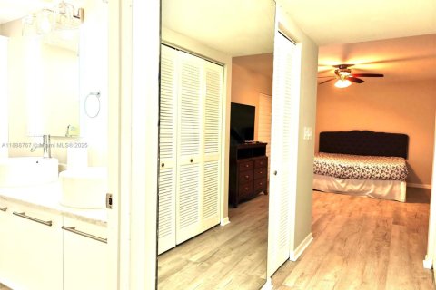 Condo in Miami, Florida, 2 bedrooms  № 1939131 - photo 2