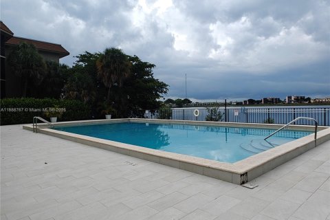 Condo in Miami, Florida, 2 bedrooms  № 1939131 - photo 20