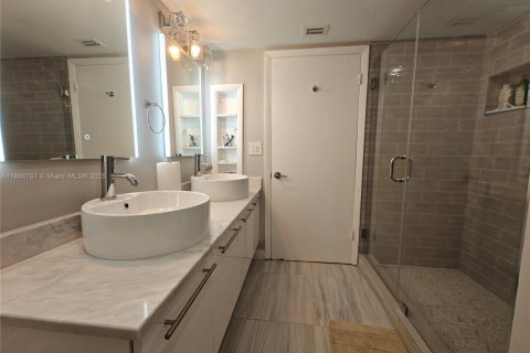 Condo in Miami, Florida, 2 bedrooms  № 1939131 - photo 11